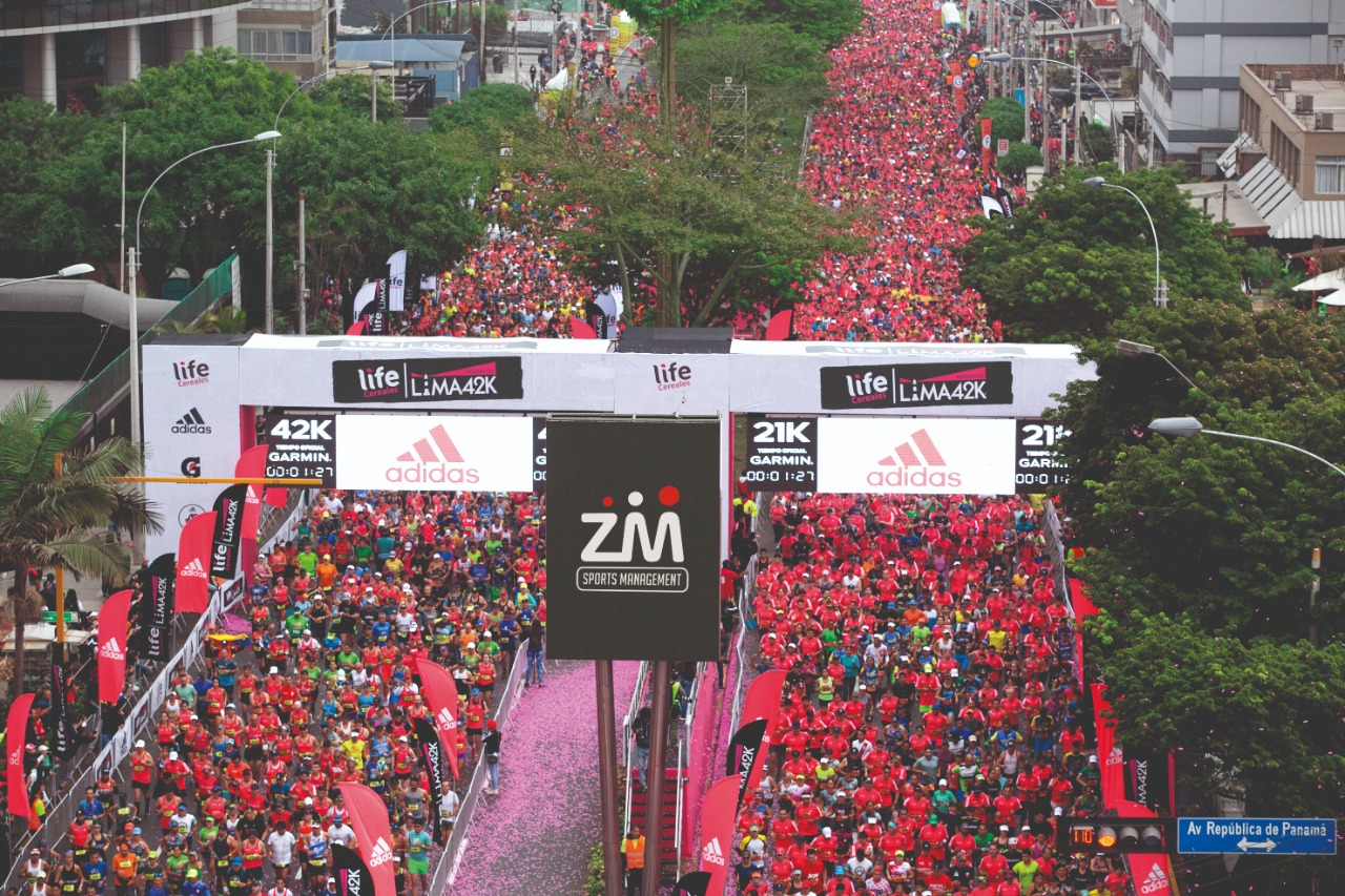 Miles de corredores en la salida de la Maratón Lima42k